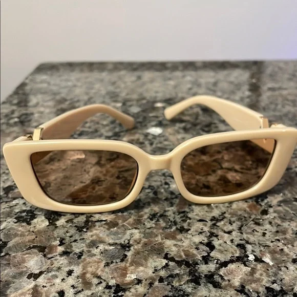 Fashion Cream colored Sunglasses NWOT - Picture 2 of 6